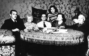Елпидифор Николаевич Парамонов, Анна Игнатьевна Парамонова, А.И. Царда, брат Николай, сестра Аня, жена Елпидифора Николаевича и Николай Елпидифорович, 1938 г.